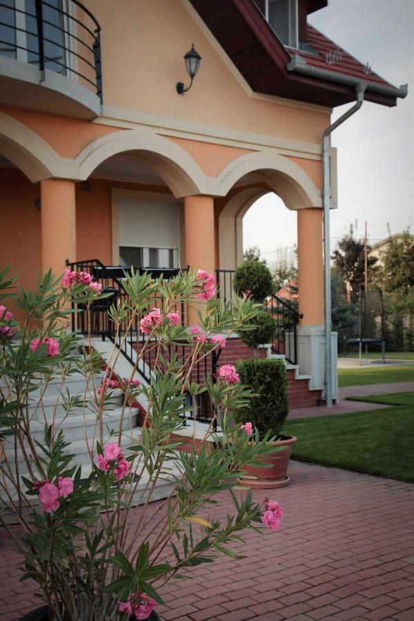 Airport Almaskert Panzio Bed & Breakfast *