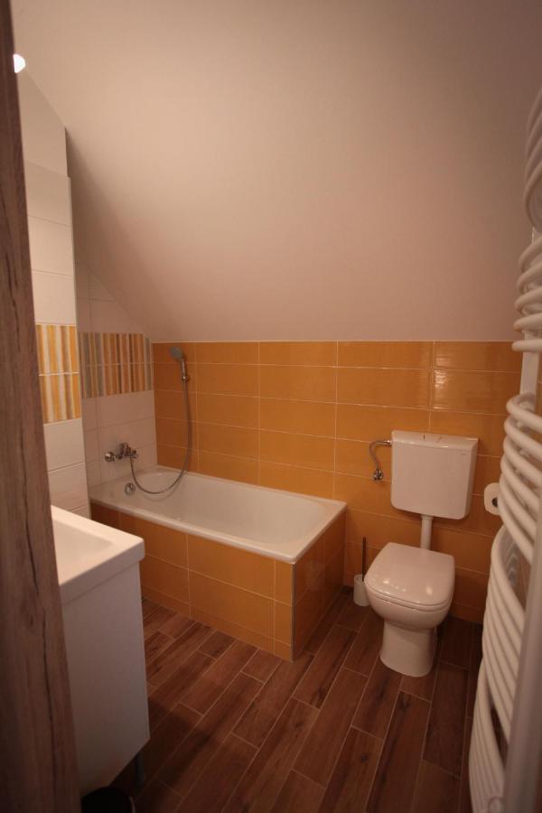 Airport Almaskert Panzio Bed & Breakfast