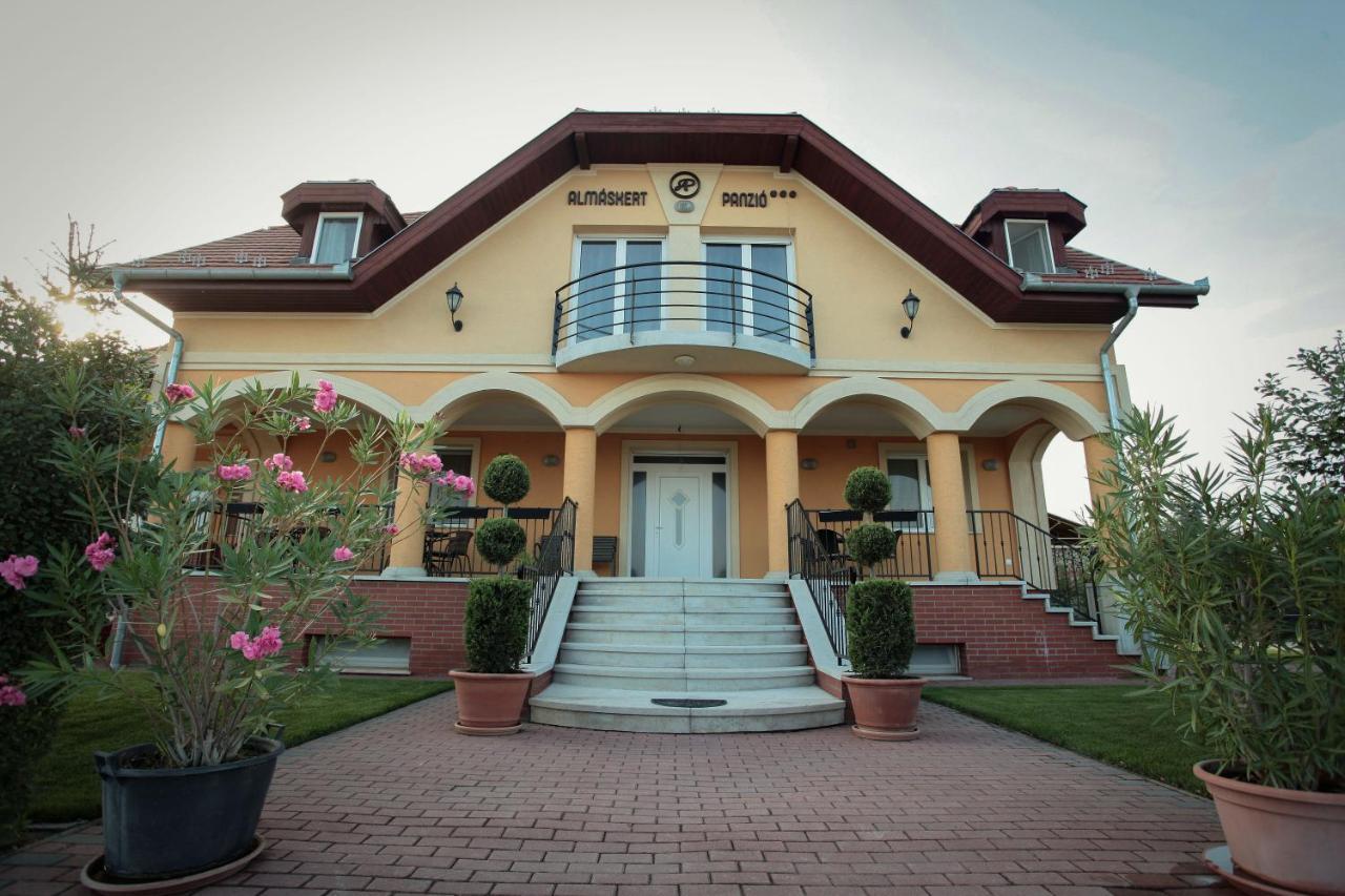 Airport Almaskert Panzio Bed & Breakfast *