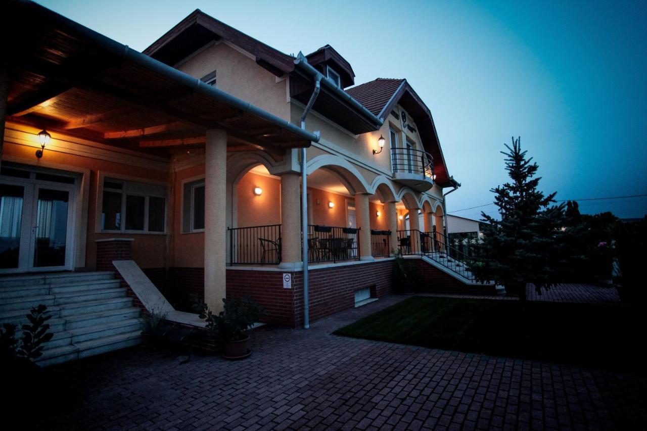 Airport Almaskert Panzio Bed & Breakfast Vecsés