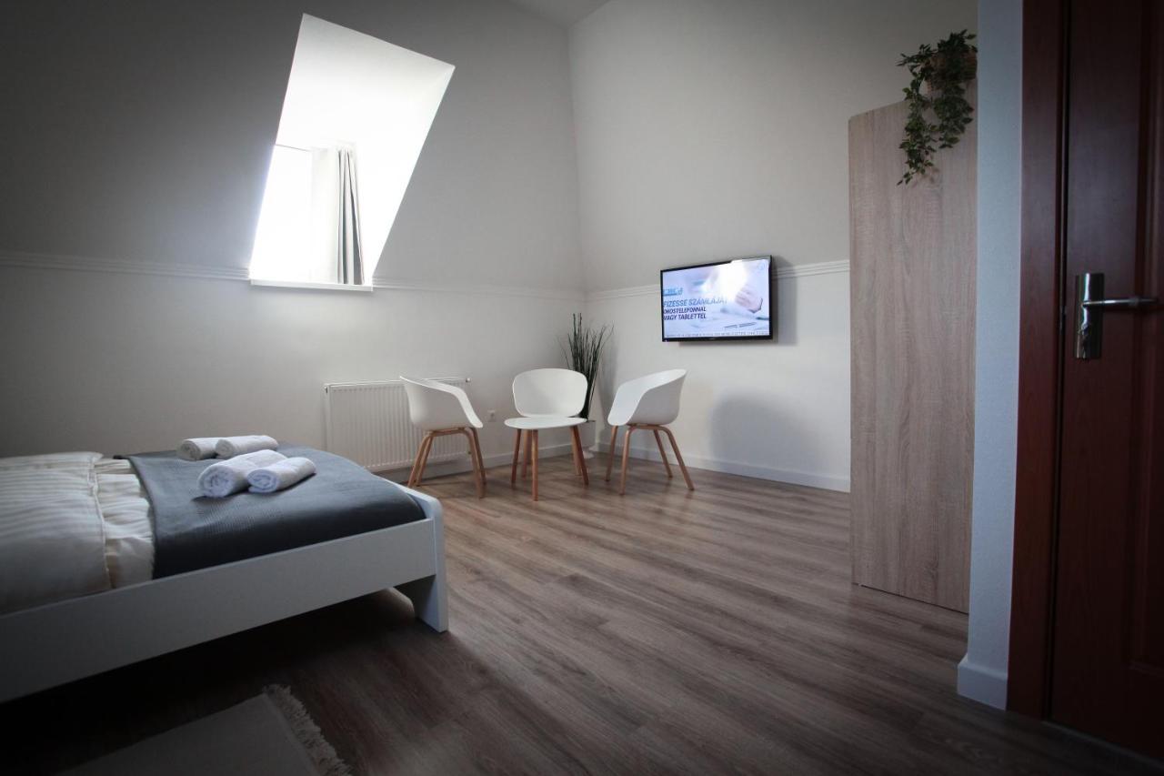 Airport Almaskert Panzio Bed & Breakfast